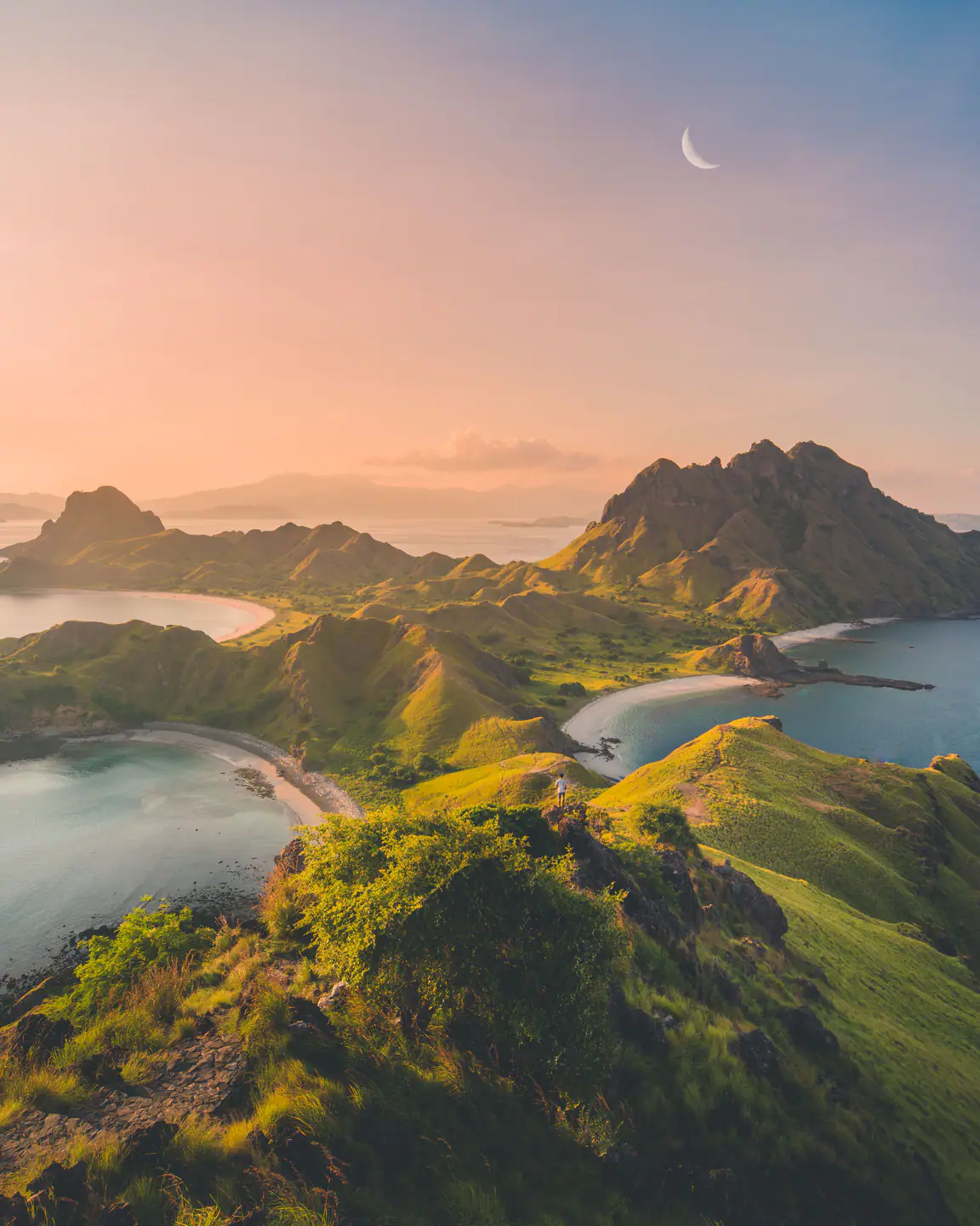 padar-island-with-the-moon